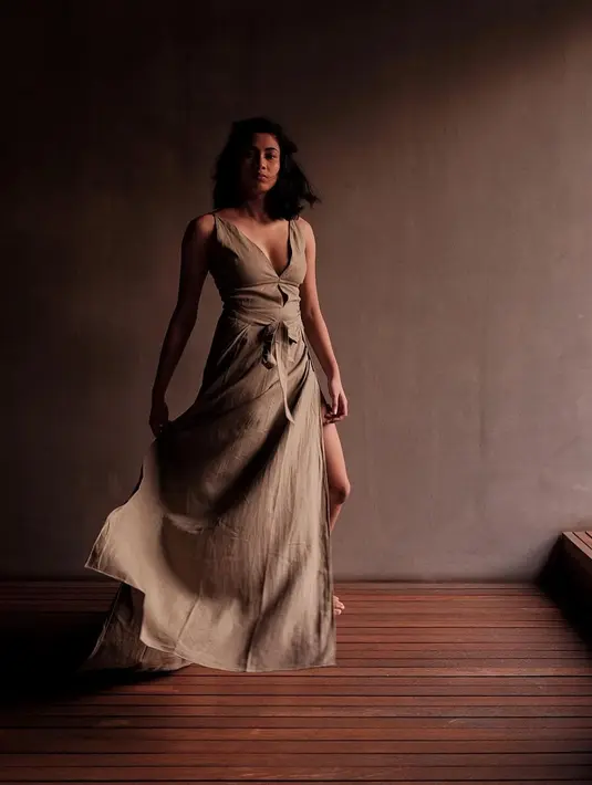 <p>Aghniny Haque dalam balutan dress dengan rok yang memiliki high slit dan kerah V (Foto: Instagram @aghninyhaque)</p>