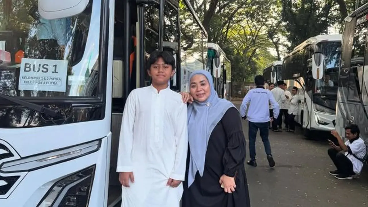 Potret Muzdalifah Antar Anak Ikut Pesantren Kilat (credit: instagram/muzdalifah999)