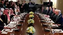 Presiden AS, Donald Trump mendengarkan Putra mahkota Arab Saudi, Pangeran Mohammad bin Salman disela jamuan makan siang di Gedung Putih, Selasa (20/3). Pertemuan menyinggung masalah bantuan AS untuk program nuklir sipil di Saudi. (AP Photo/Evan Vucci)
