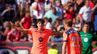 Pau Cubarsi dan Frenkie de Jong bereaksi setelah Isaac Romero mencetak gol kedua timnya dalam laga La Liga antara Sevilla dan Barcelona di Ramon Sanchez Pizjuan, 5 Oktober 2025. (AP Photo/Jose Breton)