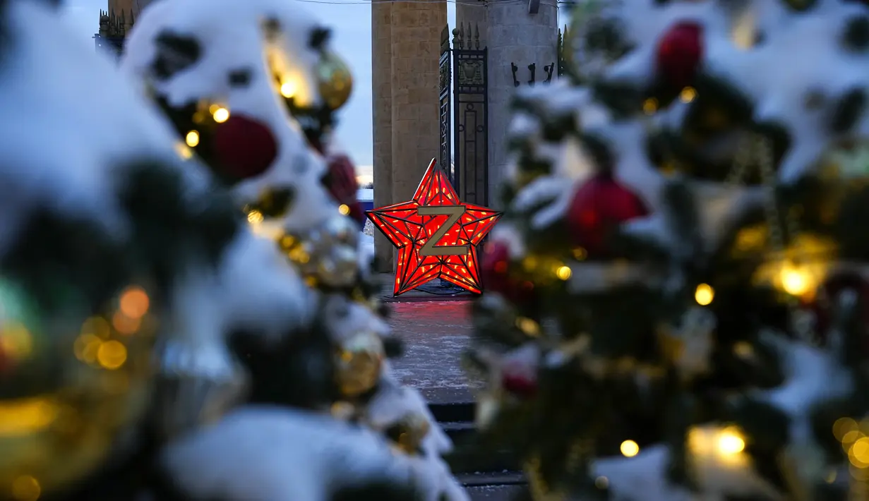 Huruf 'Z' yang melambangkan operasi militer khusus Rusia di Ukraina menghiasi pintu masuk Gorky Park yang dihias untuk perayaan Natal dan Tahun Baru di Moskow, Rusia, Selasa (20/12/2022). Menjelang Natal Rusia menolak melakukan gencatan senjata saat perayaan Natal. (AP Photo/Alexander Zemlianichenko)