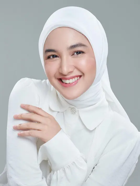 Tak banyak aksen lebay, Cut Syifa tampil dengan hijab dan kemeja polos berwarna putih. Penampilannya di dukung dengan polesan make up yang membuat wajahnya terlihat flawless. (Instagram/@cutsyifaa)
