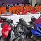 Tersangka pencurian minyak CPO dan tukang begal truk yang ditangkap Polda Riau bersama barang bukti kejahatannya. (Liputan6.com/M Syukur)