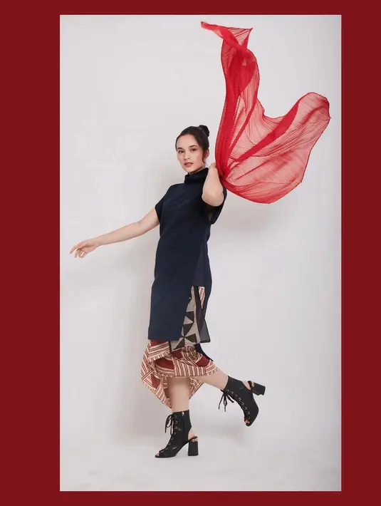Chelsea Islan tak kalah menawan mengenakan tunik reversible batik dengan kerah turtleneck dan kain nuansa merah-putih sebagai bawahan. [@chelseaislan].