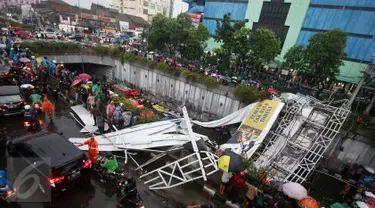 Jembatan Penyeberangan Orang (JPO)  yang berada di Jalan Raya Pasar Minggu, Jakarta Selatan, roboh Sabtu (24/09). Jembatan roboh akibat angin kencang dan hujan deras. (Liputan6.com/Immanuel Antonius)