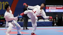 Rifki Ardiansyah Arrosyiid (kanan) menyumbang medali perak di SEA Games 2019 dari cabor karate di kelas 60 kg kumite. (Bola.com/M. Iqbal Ichsan)