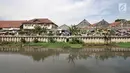 Pemukiman semipermanen berjejer di pinggir Kali Besar Timur, kawasan Kota Tua, Jakarta, Minggu (30/9). Kondisi kali yang berada di sisi timur Kota Tua ini sangat kontras dengan Kali Besar Barat. (Merdeka.com/Iqbal Nugroho)