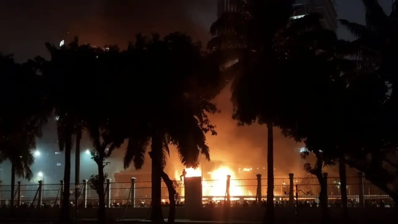 Gerbang Tol Pejompongan, Jakarta Pusat (Jakpus) terbakar dalam aksi massa di depan Gedung DPR/MPR Senayan Jakarta, Jumat malam (29/8/2025).