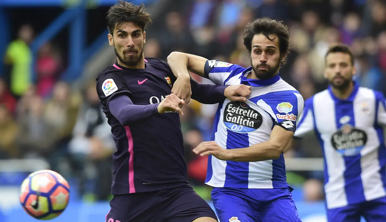 Gelandang Barcelona asal Portugal, Andre Gomes, berebut bola dengan bek Deportivo, Alejandro Arribas. Pada laga tersebut Deportivo memakai skema 4-2-3-1 sementara Barcelona menggunakan formasi 3-4-3. (AFP/Miguel Riopa)