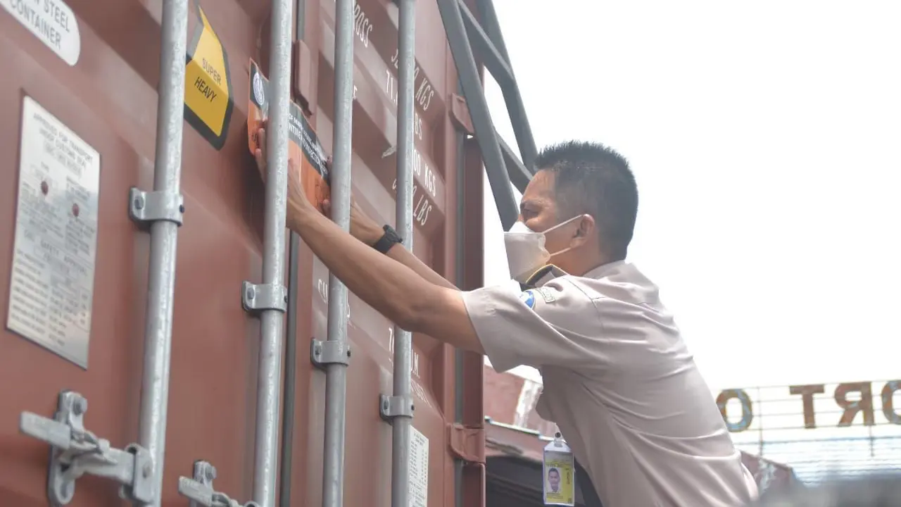 Kementerian Kelautan dan Perikanan (KKP) mengawal ekspor perdana 52,4 ton rumput laut kering asal Kalimatan Utara ke Vietnam. (Photo credit by : Badan Karantina Ikan, Pengendalian Mutu Dan Keamanan Hasil Perikanan (BKIPM)