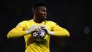 Kiper Inter Milan, Andre Onana memegang bola pada laga final Liga Champions 2022/2023 melawan Manchester City di Ataturk Olympic Stadium, Istanbul, 10 Juni 2023. (AFP/Marco Bertorello)