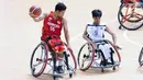 Pebasket difabel Indonesia, Donald P Santoso (kiri) mengecoh kawalan pemain Thailand,Ameen Ha-Rai pada laga Indonesia Para Games Invitational Tournament 2018 di Hall A GBK, Jakarta, Senin (2/7). Indonesia kalah 35-58. (Liputan6.com/Helmi Fithriansyah)