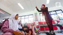 Penggunaan kostum badut untuk menarik minat anak-anak mau belajar baca dan tulis Al-Quran. (Liputan6.com/Angga Yuniar)