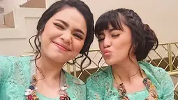 Berbeda dengan Marshanda yang berkarier di dunia hiburan, Alyssa memilih untuk tidak mengikuti jejak sang kakak. Ia menikah pada tahun 2022 dan memilih fokus pada kehidupan keluarganya. Meski demikian, kedekatan keduanya tetap terjaga, seperti momen saat kakak-beradik ini kompak kenakan kebaya hijau mint di acara keluarga. (Liputan6.com/IG/@marshanda99)
