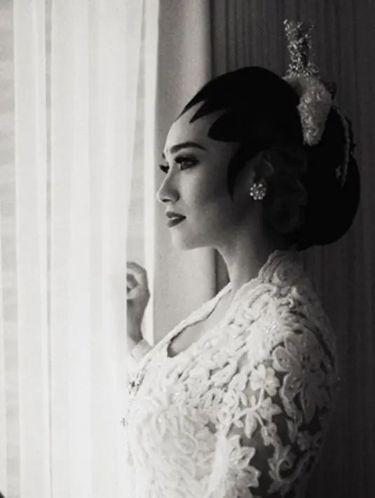 Seperti pasangan Feby Febiola – Franky Sihombing dan Nina Zatulini – Chandra Tauphan, Alexandra Gottardo juga resmi melepas masa lajangnya di tanggal 22 Januari 2016. Ia tampak cantik dengan make up pengantin adat Jawa. (via instagram/@andychunchun)