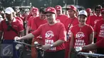 Menteri ESDM Sudirman Said berkampanye hemat energi 10 persen di Bundaran HI, Jakarta, Minggu (15/5). Kampanye  'Gerakan Potong 10 Persen' itu disuarakan melalui gerak jalan santai yang diselenggarakan pada car free day. (Liputan6.com/Faizal Fanani)