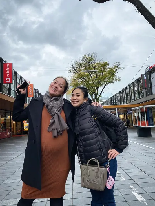 Gracia Indri senang karena bisa ngobrol-ngobrol lagi dengan teman lamanya dari Indonesia. "Yang paling penting yang seru itu ngobrol rencana2 seru sambil MAKAN" kata dia. (Foto: Instagram/ graciaz14)