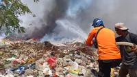 Petugas berjibaku menangani kebakaran tumpukan sampah di TPA Kopi Luhur Cirebon. Foto (istimewa)