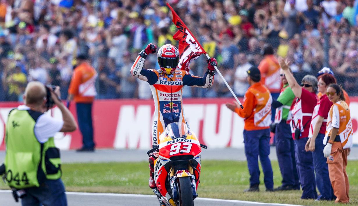 Marc Marquez pun bergembira setelah finis kedua. (Reuters/MICHAEL KOOREN)