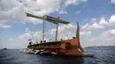 Penumpang berada di kapal Olympias saat mengarungi perairan Faliro di Athena, Yunani, Minggu (28/8). Kapal perang ini kini dialihfungsikan menjadi objek wisata menarik di Yunani. (REUTERS/Michalis Karagiannis)