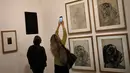 Pengunjung mengambil gambar lukisan-lukisan karya Pablo Picasso dalam pameran 'Guernica' di Museum Picasso, Paris, Prancis, Jumat (23/3). Pameran ini memperingati 80 tahun karya Pablo Picasso. (AP Photo/Christophe Ena)