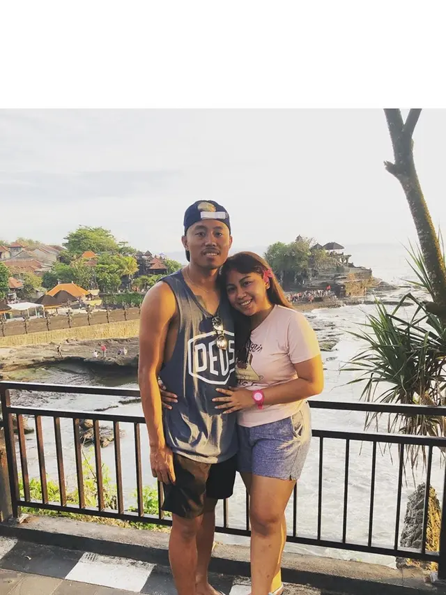 5 Potret Mesra Kushedya Hari Yudo Bersama Istri, Striker Arema
