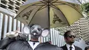 Massa yang tergabung dalam koalisi #BersihkanIndonesia menggelar aksi teatrikal di depan Gedung Bawaslu, Jakarta, Selasa (15/1). Massa mendesak calon presiden mengakhiri praktik korupsi politik di bisnis batu bara. (Liputan6.com/Faizal Fanani)