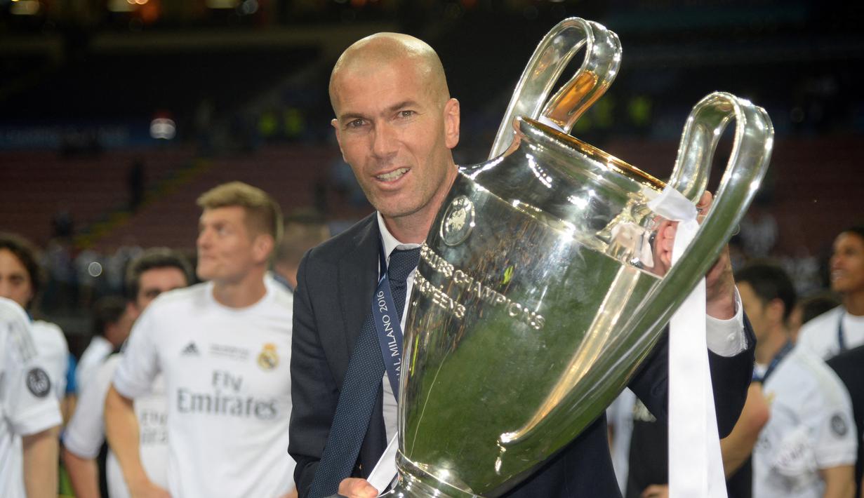 Zinedine Zidane. Ia ditunjuk Real Madrid menggantikan posisi Rafael Benitez pada tengah musim 2015/2016. Zidane sukses mempersembahkan trofi Liga Champions usai mengalahkan Atletico Madrid via adu penalti pada 28 Mei 2016 dan sukses merebutnya kembali 2 musim berturut-turut. (AFP/Filippo Monteforte)