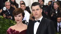 Aktris Scarlett Johansson bersama kekasihnya Colin Jost saat menghadiri Met Gala 2018 di Metropolitan Museum of Art di New York (7/5). Tato yang dipamerkan Scarlett Johansson bergambar bunga mawar. (Photo by Evan Agostini/Invision/AP)