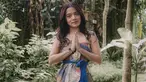 Abigail Cantika membagikan momen saat menjalani ritual melukat di Bali. Dalam unggahannya, ia terlihat memakai kain jarik serta selendang berwarna biru. (Liputan6.com/IG/@abigailcantika)