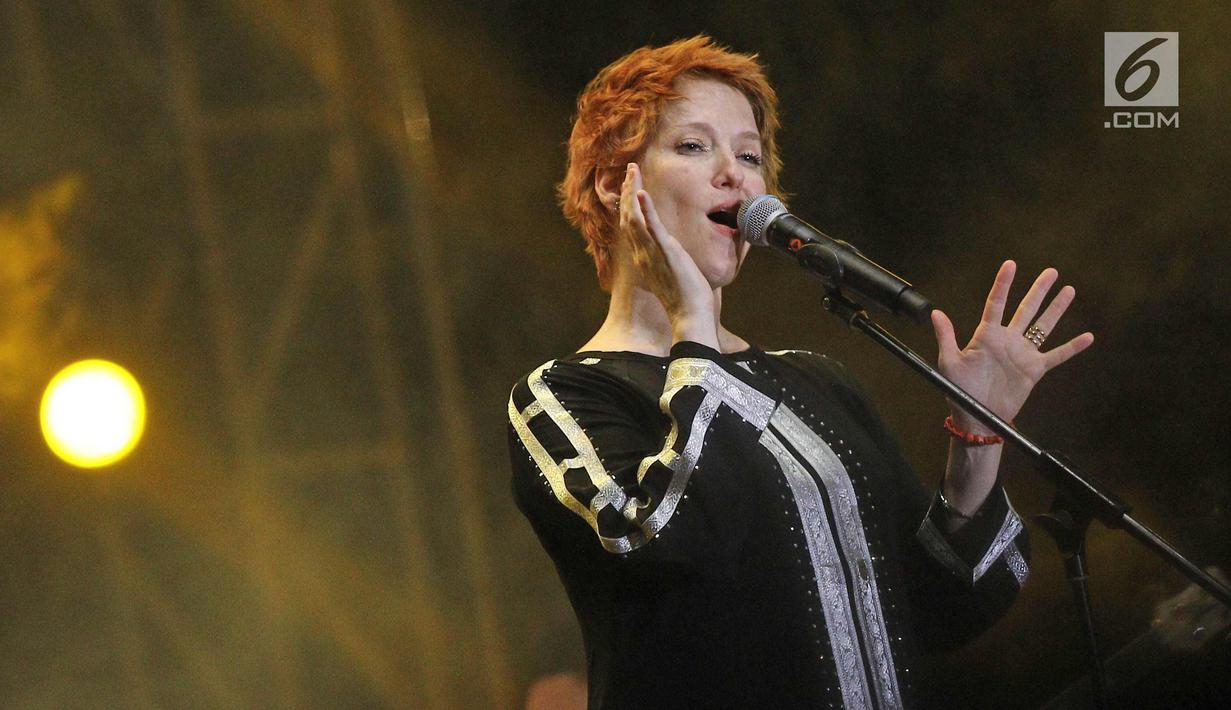 Aksi panggung vokalis Sixpence None The Richer, Leigh Nash di event bertajuk "The 90s Festival" di Gambir Expo, Kemayoran, Jakarta, Sabtu (25/11). Band luar negeri ini merupakan satu-satunya yang tampil di The 90s Festival. (Liputan6.com/Herman Zakharia)
