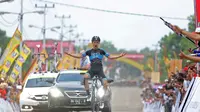 Pebalap Data43 Cibco Racing Team asal Australia, Saxon Irnive menjadi juara pada etape ke-7 dari Kabupaten Sijunjung Menuju Dhamasraya, Sumatera Barat, Jumat (12/8/2016).  (Bola.com/Nicklas Hanoatubun)