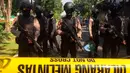 Aparat kepolisian melakukan penjagaan dekat lokasi ledakan bom yang terjadi di Gereja Santa Maria, Surabaya, Jawa Timur, Minggu (13/5). Dua orang tewas dan 13 orang menderita luka akibat ledakan di Gereja Santa Maria. (AP/Trisnadi)