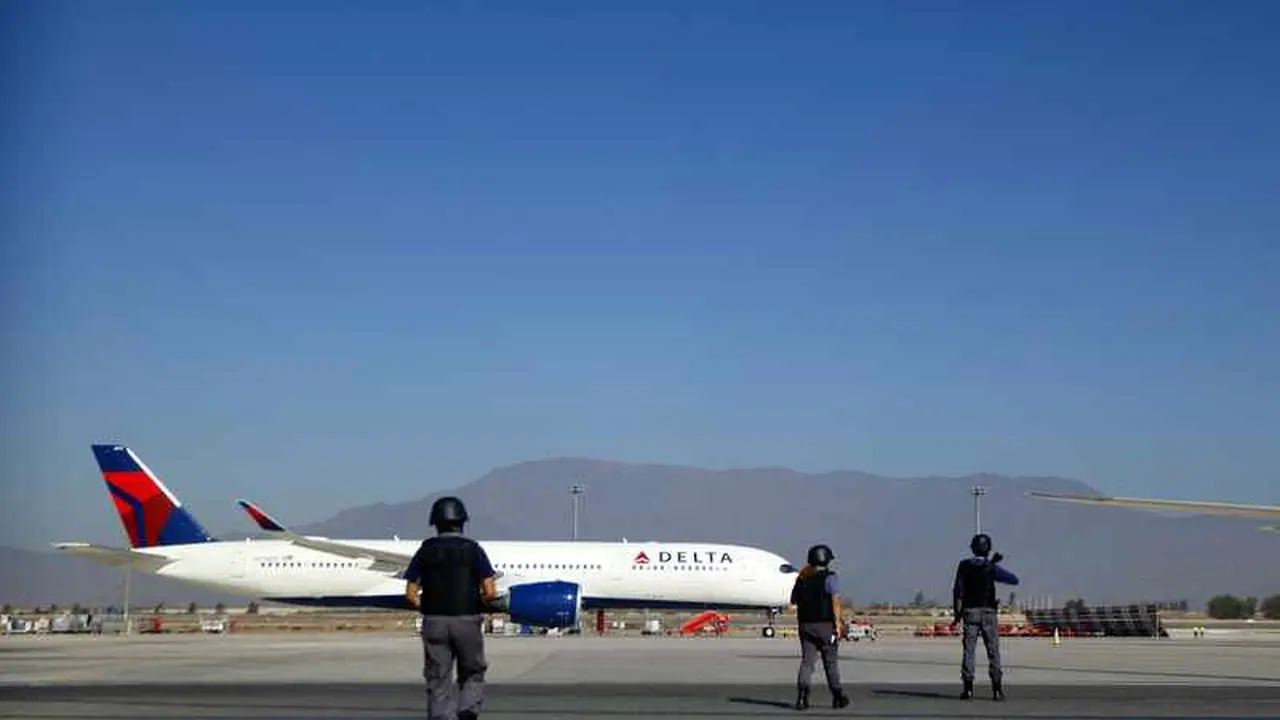 Polisi berjaga di landasan Bandara Internasional Arturo Merino Benitez di Santiago pada Rabu (8/3/2023), setelah upaya perampokan atas uang tunai senilai lebih dari US$ 32 juta.