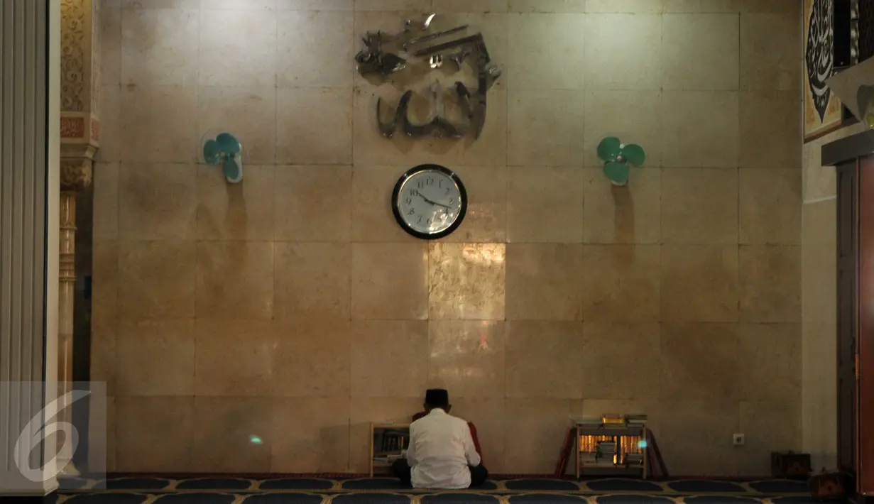 Jamaah masjid saat berdoa di Masjid Luar Batang di daerah Pasar Ikan, Jakarta Utara, (1/4). Konon dahulu ketika Habib Husein meninggal dan hendak dikuburkan tiba-tiba jenazahnya sudah tidak ada di dalam "kurung batang". (Liputan6.com/Gempur M Surya)