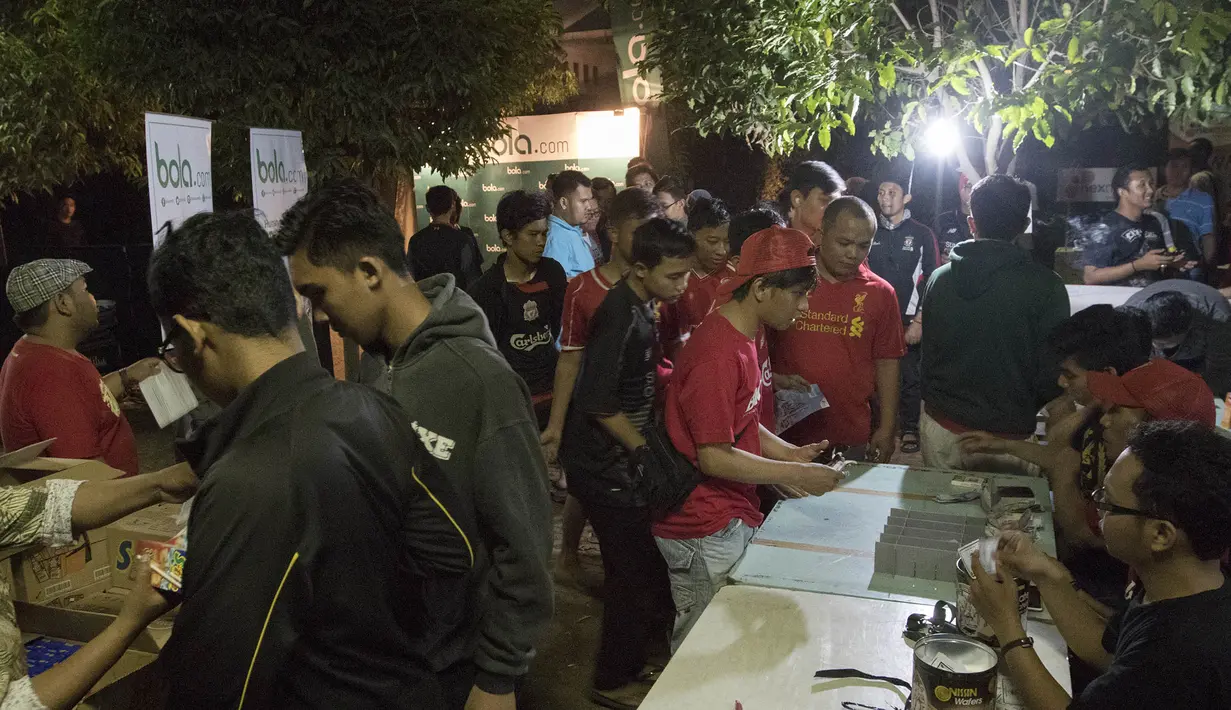 Sejumlah pendukung Liverpool menganteri untuk nonton bareng Manchester United melawan Liverpool bersama Bola.com di Alibaba Futsal, Bekasi, Minggu (13/9/2015). (Bola.com/Vitalis Yogi Trisna)