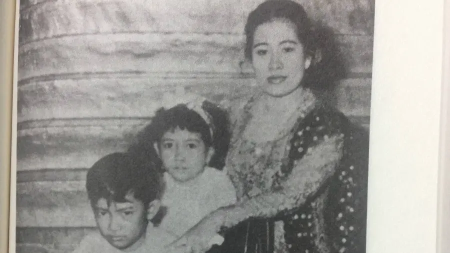 Fatmawati bersama Guntur Sukarnoputra dan Megawati Sukarnoputi (Foto: Buku Fatmawati Catatan Kecil Bersama Bung Karno)
