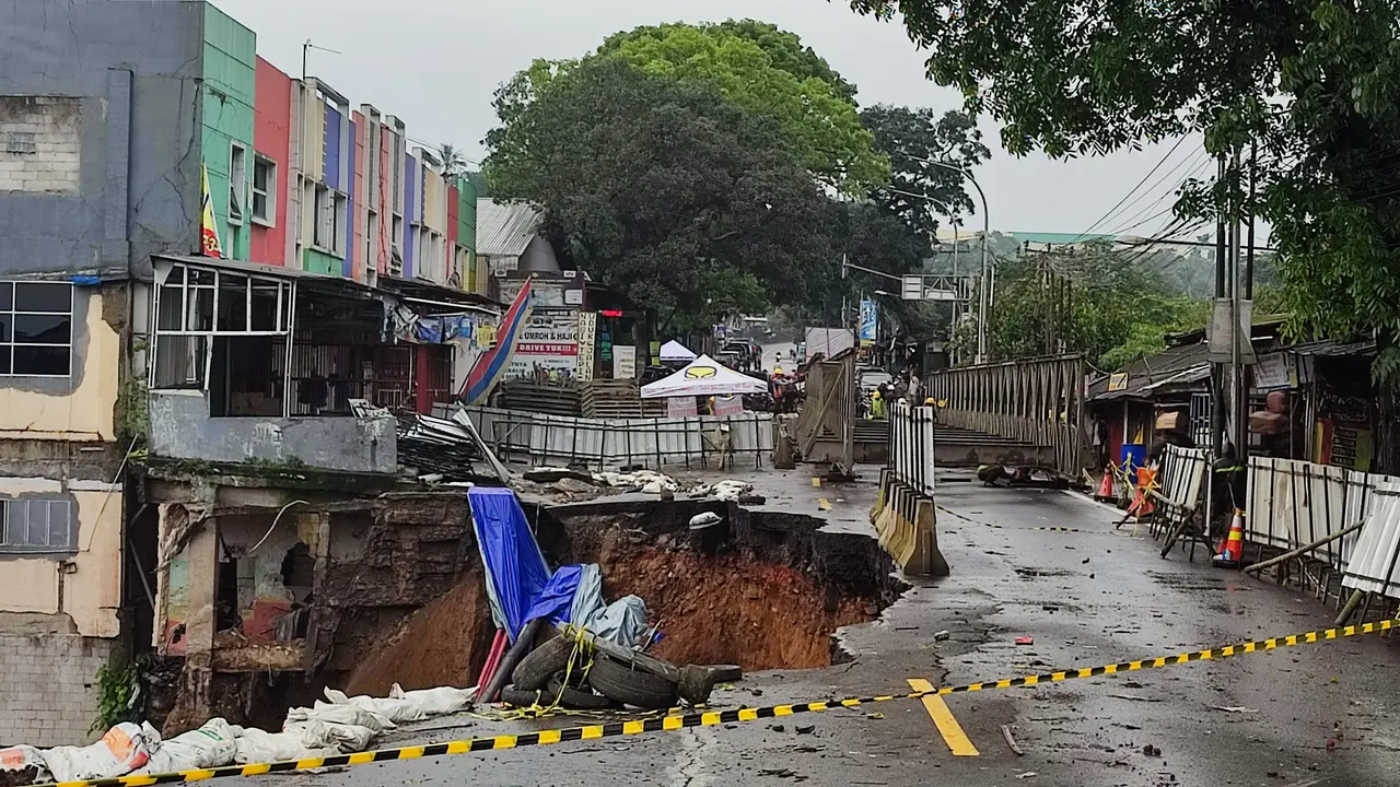Overload Truk Picu Longsor Jalan Bogor-Sukabumi