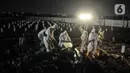Suasana proses pemakaman jenazah pasien Covid-19 di TPU Rorotan, Jakarta, Kamis (17/6/2021). Pemakaman jenazah Covid-19 di TPU Rorotan mengalami lonjakan dalam beberapa hari terakhir seiring kembali meningkatnya kasus Covid-19 di Jakarta. (merdeka.com/Iqbal S Nugroho)