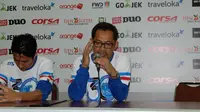 Pelatih Arema FC, Aji Santoso, memberi keterangan usai pertandingan melawan Borneo FC di Stadion Kanjuruhan, Minggu (30/7/2017). Arema ditahan 0-0. (Liputan6.com/Rana Adwa)
