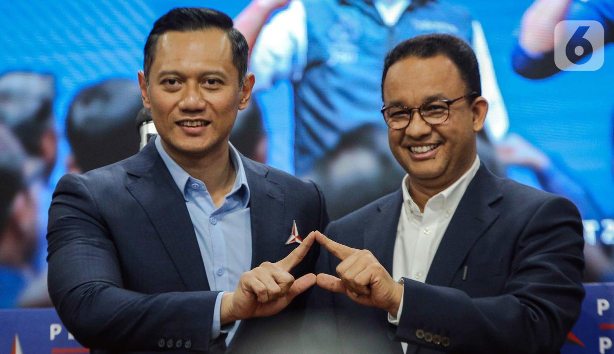 Ketua Umum Partai Demokrat Agus Harimurti Yudhoyono atau AHY (kiri) bersama Anies Baswedan menunjukkan isyarat kepada awak media usai menggelar rapat terbatas di DPP Partai Demokrat, Jakarta, Kamis (2/3/2023). Dalam rapat terbatas tersebut membahas bahwa Partai Demokrat telah resmi memberikan dukungan kepada Anies Baswedan untuk maju sebagai calon presiden pada Pemilihan Presiden 2024. (Liputan6.com/Faizal Fanani)