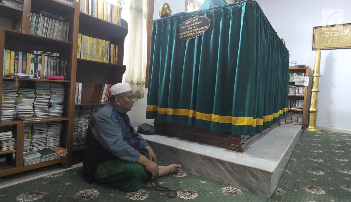 Warga berziarah di makam Habib Husein bin Abubakar Alaydrus di dalam Masjid Keramat Luar Batang, Penjaringan, Jakarta, Minggu (1/9/2019). Pada Tahun Baru Islam 1 Muharram 1441 H, Masjid Luar Batang dipadati peziarah dari berbagai kota di pulau Jawa. (merdeka.com/Arie Basuki)