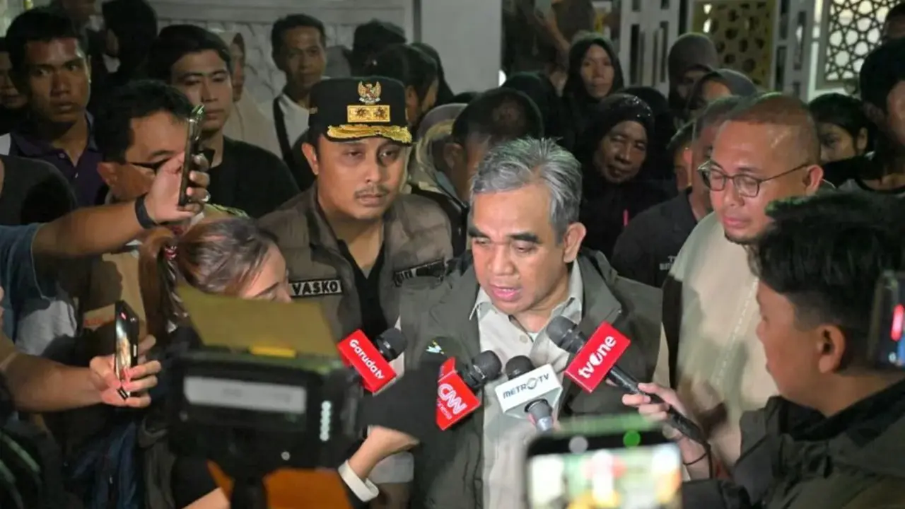Ketua MPR RI Ahmad Muzani menjawab pertanyaan wartawan terkait penanganan banjir di Kota Padang, Sumatera Barat, Sabtu 13 Desember 2025.
