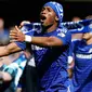 Penyerang Chelsea, Didier Drogba merayakan gelar juara Liga Premier Inggris 2014/2015 di Stamford Bridge, Inggris, (3/5/2015). Hingga pekan ke-35 poin Chelsea tidak terkejar lagi. (Reuters/Carl Recine)