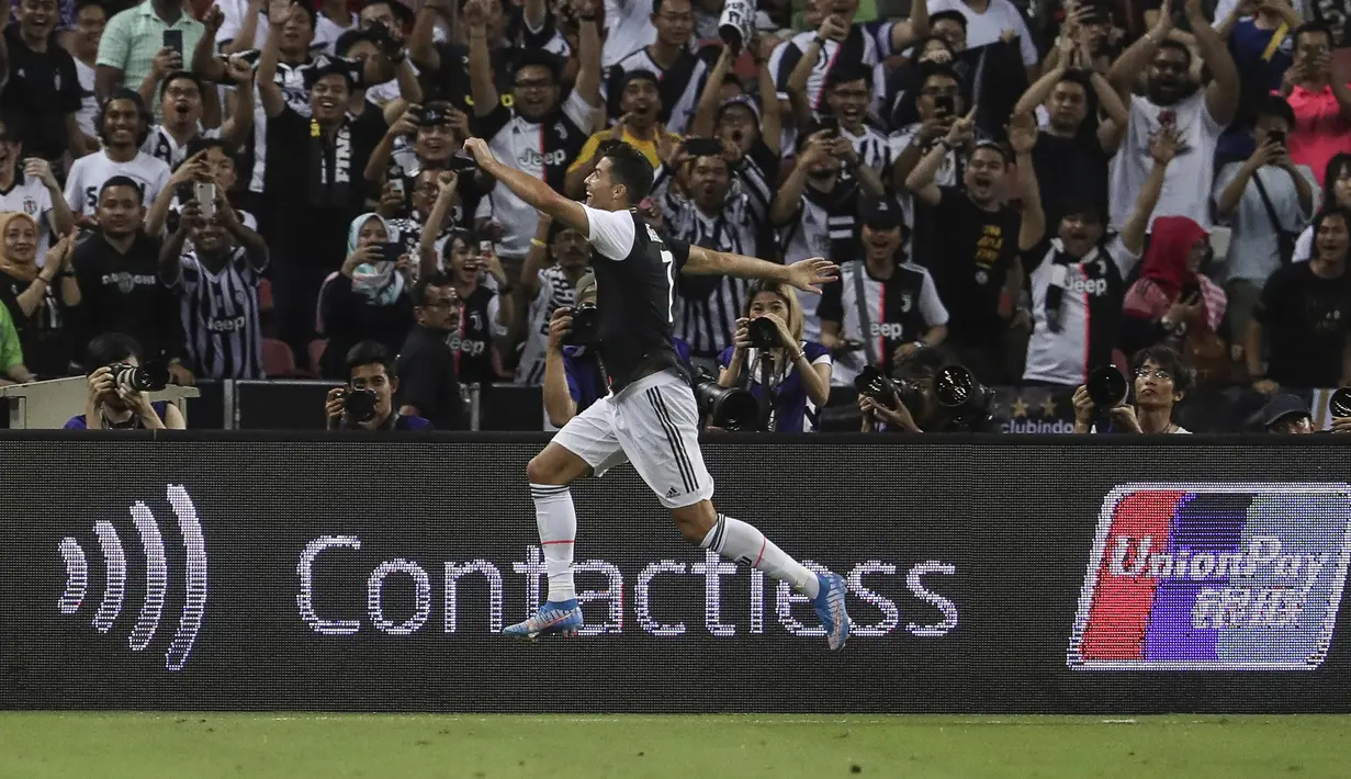 Penyerang Juventus, Cristiano Ronaldo berselebrasi usai mencetak gol ke gawang Tottenham Hotspur pada laga International Champions Cup (ICC) 2019 di National Stadium, Singapura (21/7/2019). Tottenham menang tipis atas Juventus 3-2. (AP Photo/Danial Hakim)