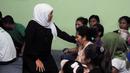 Menteri Sosial Khofifah Indar Parawansa menemui TKI bermasalah di Rumah Perlindungan Trauma Center (RPTC), Jakarta, Jumat (26/12/14). Lebih kurang dua pekan 95 TKI yang dideportasi akan mendapat perawatan. (Liputan6.com/Herman Zakharia)