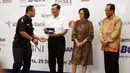 Direktur PT KAI Edi Sukmoro (kiri) memberikan cinderamata kepada Menkomaritim Luhut Binsar Panjaitan (kedua kiri) usai penandatanganan kerja sama antar bank sindikasi di Jakarta, Jumat (29/12). (Liputan6.com/Angga Yuniar)