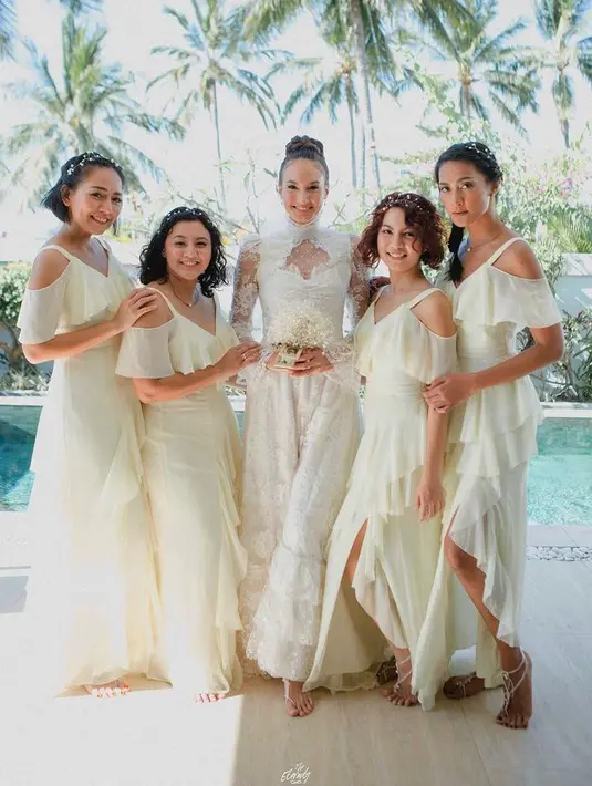 Melengkapi gaun putih Nadine Chandrawinata, bridesmaid tampil anggun berbalut gaun ruffle berwarna broken white dengan detail bahu terbuka (Instagram/nadinelist).