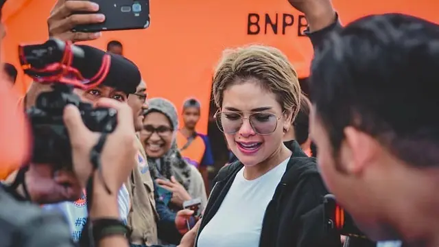 6 Momen Nikita Mirzani Kunjungi Korban Gempa di Ambon