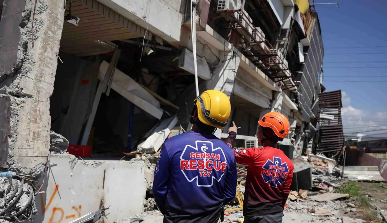 Tim penyelamat memeriksa bangunan yang rusak akibat gempa di General Santos, Filipina, Selasa 9 Juni 2026. (AP Photo/Basilio Sepe)